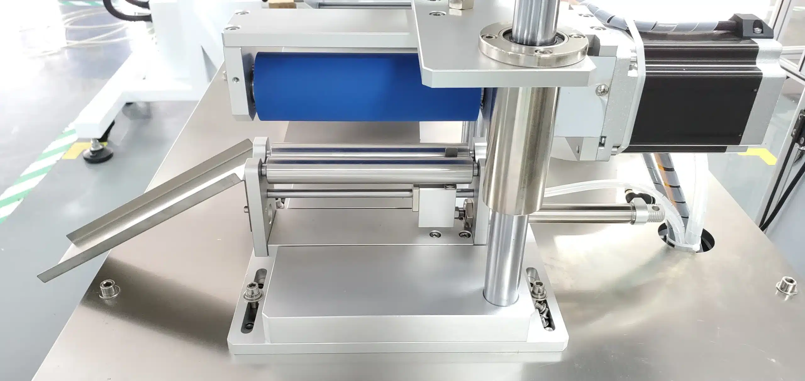 MT-801L semi-automatic floor-standing round bottle labeler