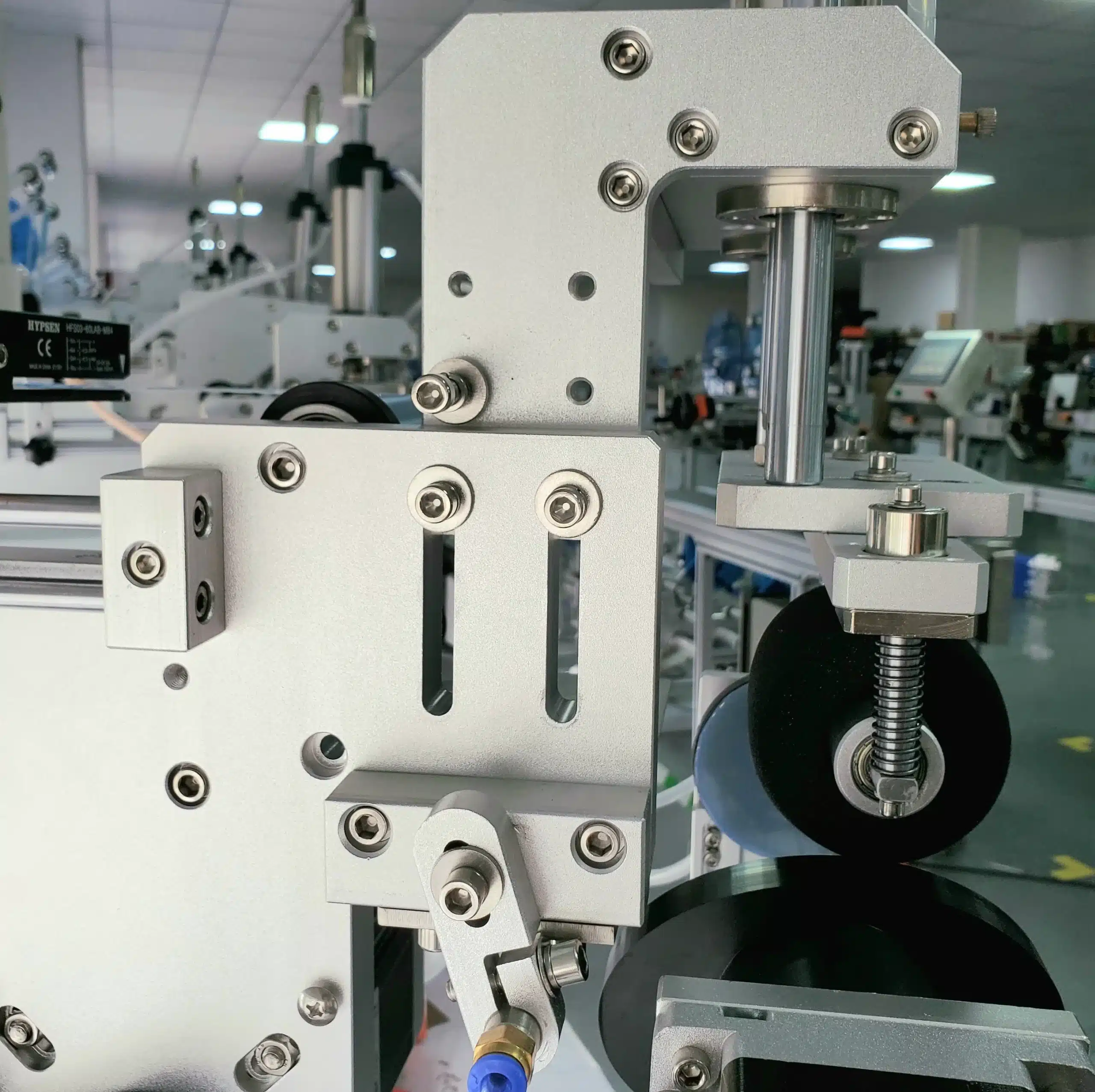 MT-805 semi-automatic wrap-around labeling machine on round containers