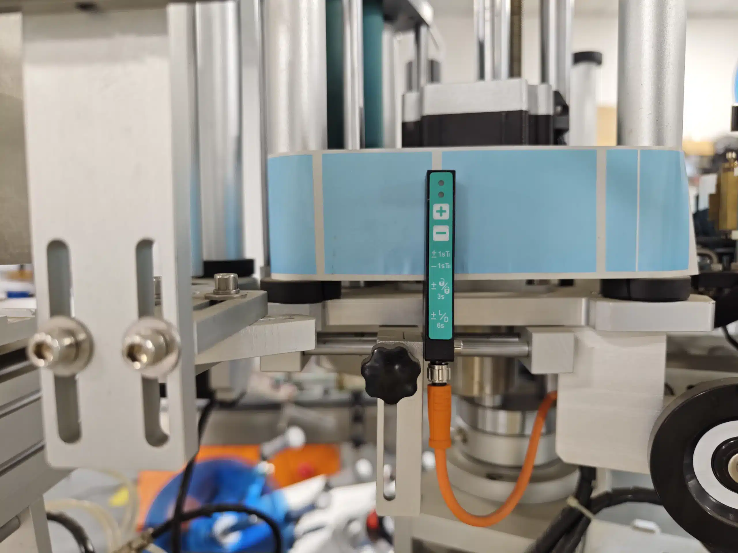 MT-301 desktop double-side labeling machine