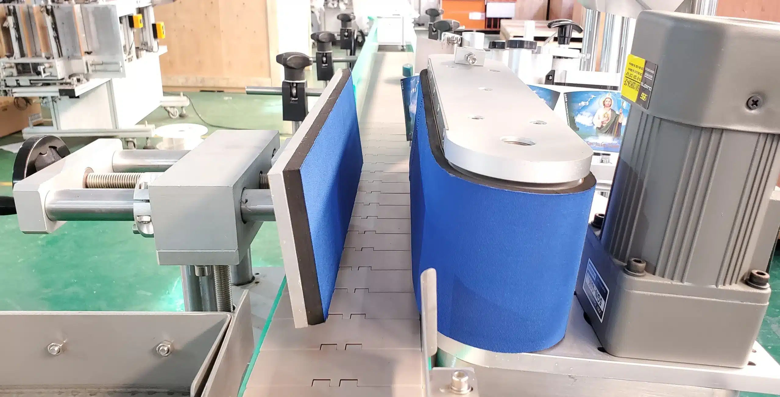 Fully-automatic rolling-type round bottle labeler on a packaging line