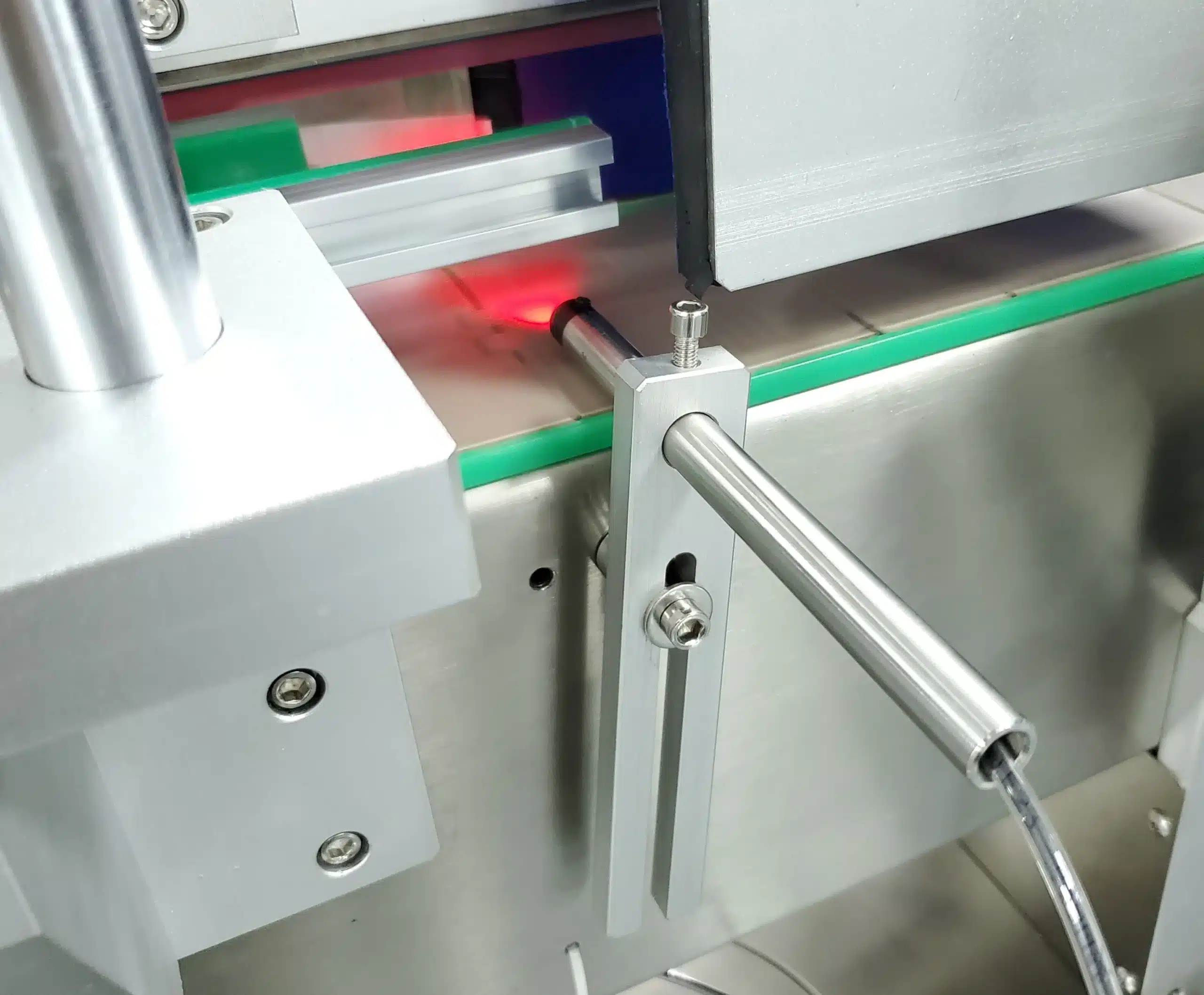 HiPaks fully-automatic rolling-type round bottle labeling machine