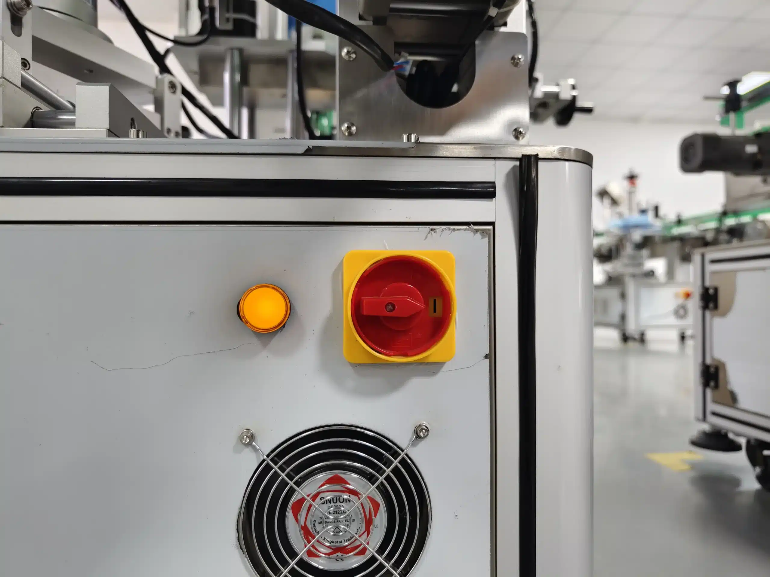 HiPaks fully-automatic orientation round bottle labeling machine running