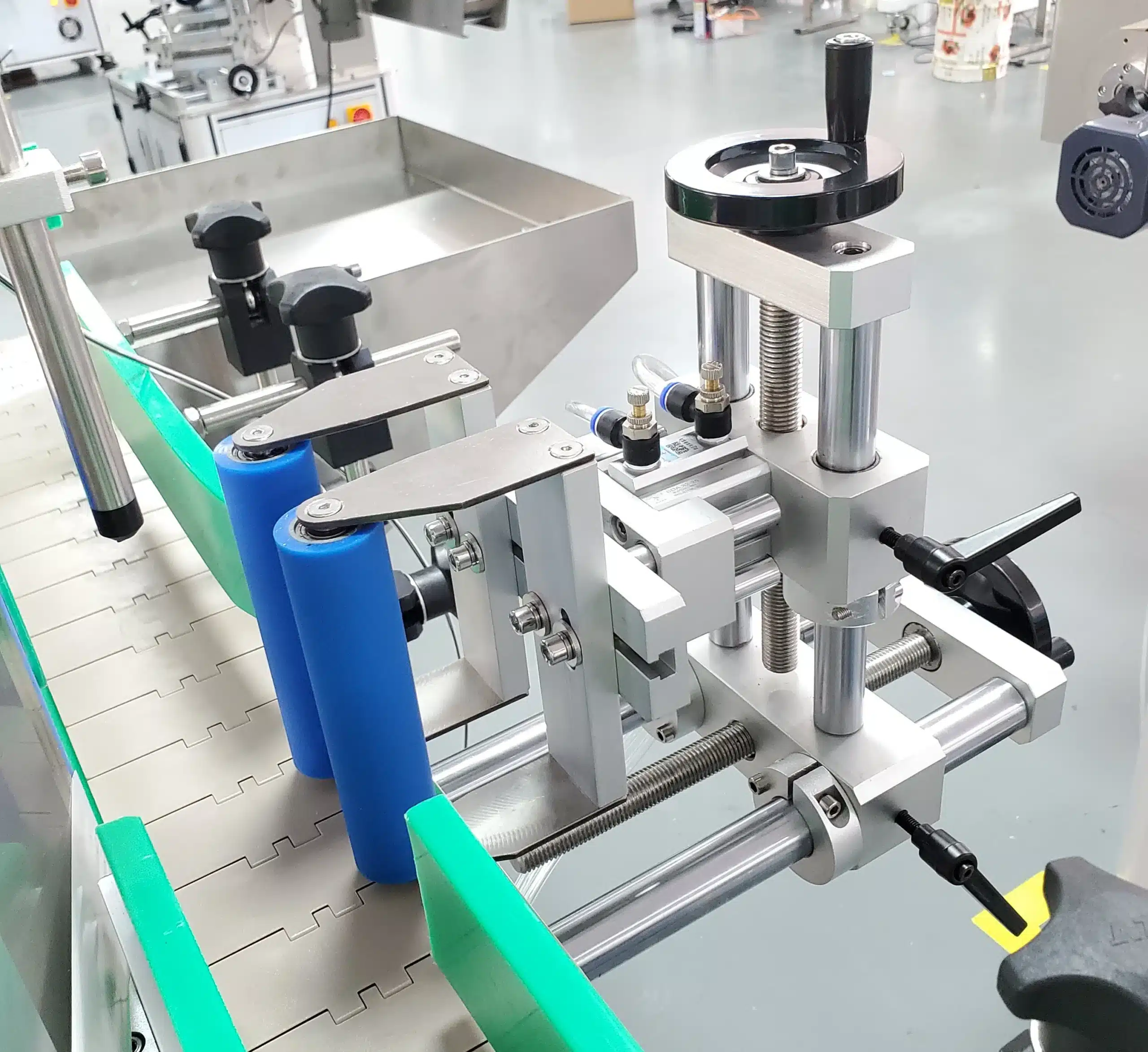 HiPaks fully-automatic orientation round bottle labeling machine