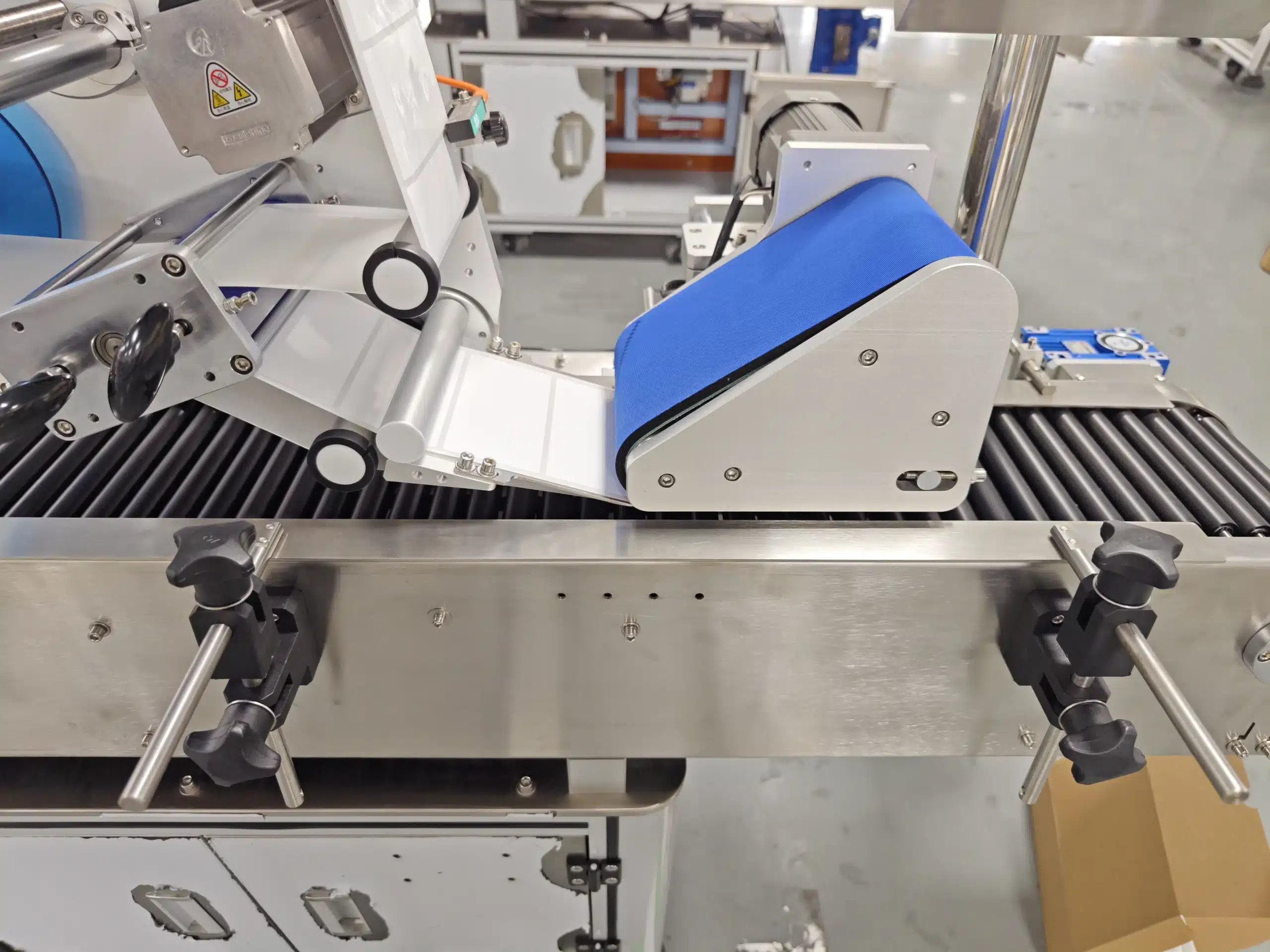HiPaks fully-automatic horizontal round bottle labeler running