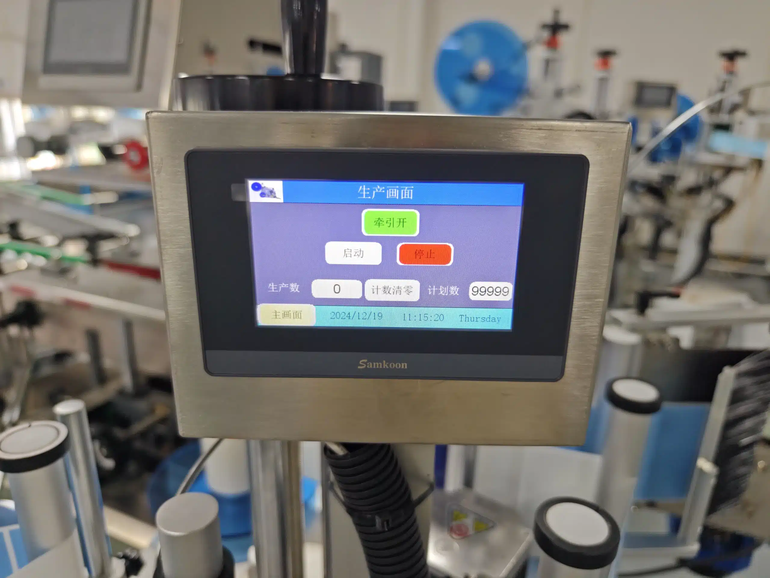 HiPaks fully-automatic side conveyor labeler module for production-line integration