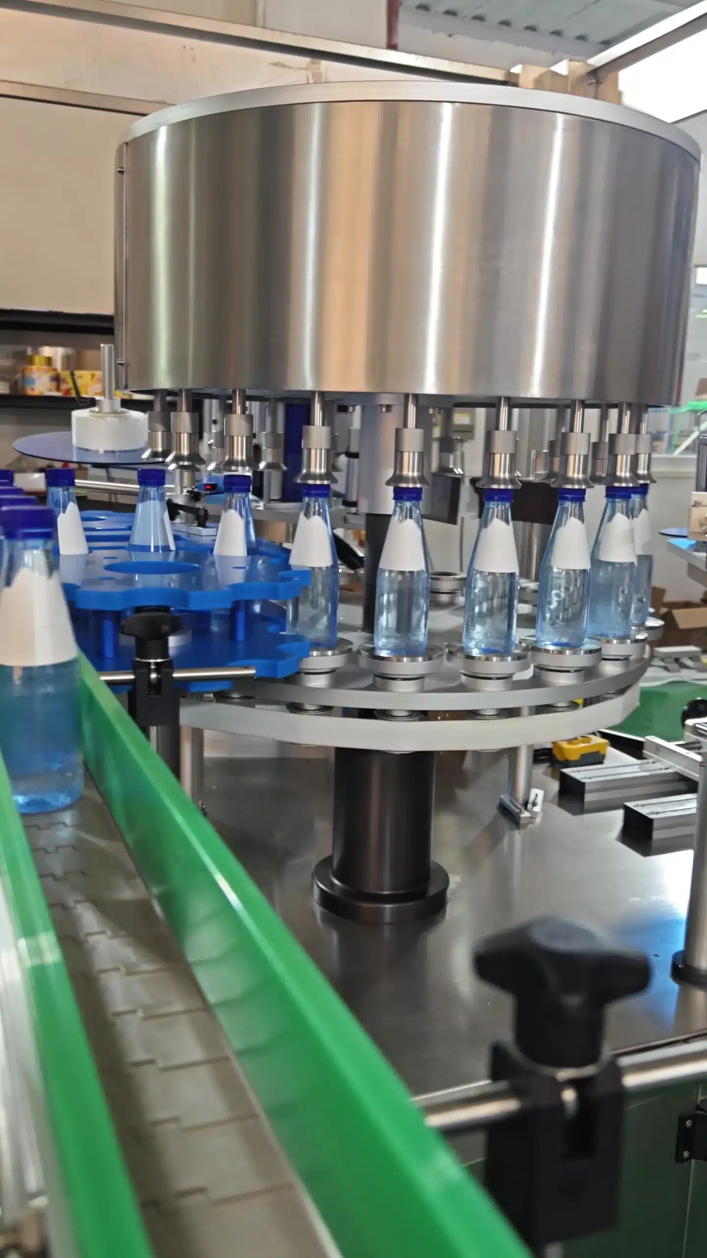 Hot melt rotary labeling machine testing beverage bottles