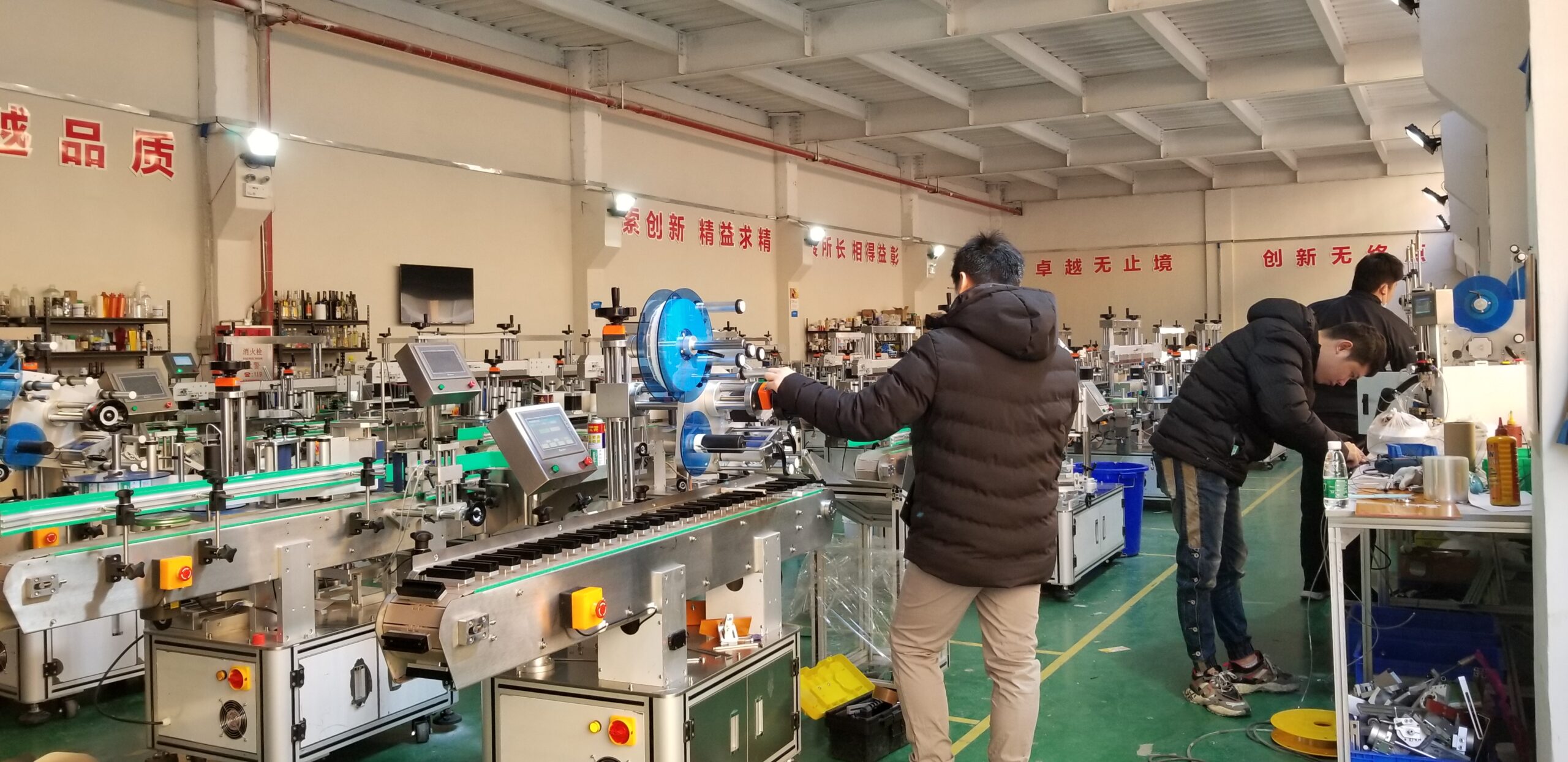 HiPaks showroom with desktop flat surface labeling machines