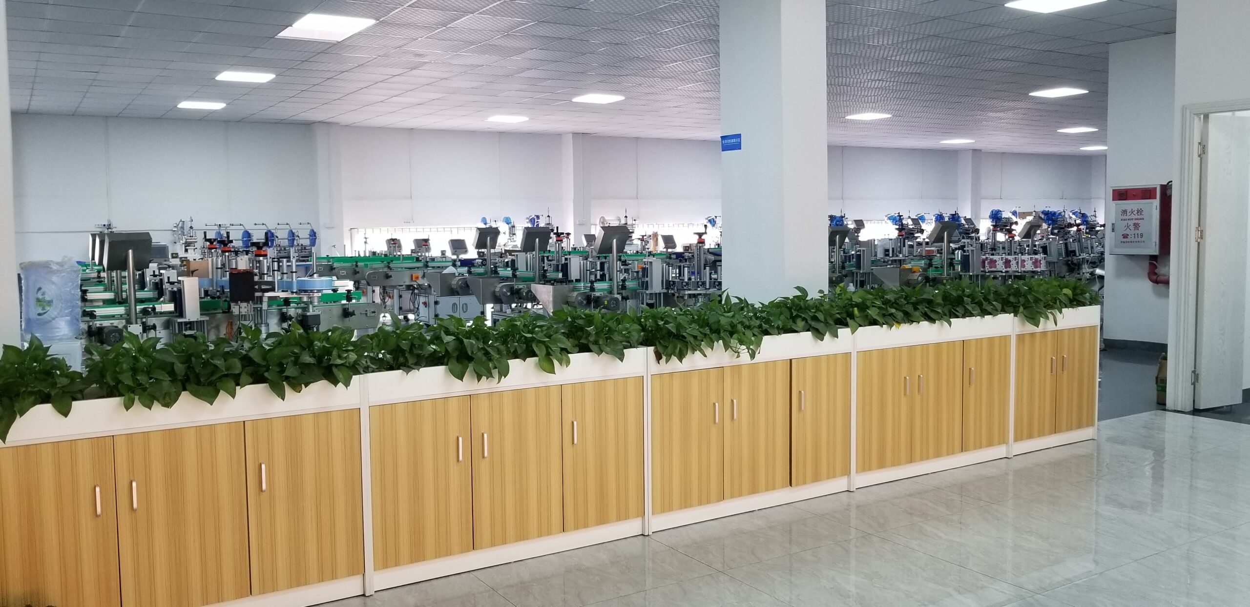 HiPaks showroom with pneumatic round bottle labeling machines