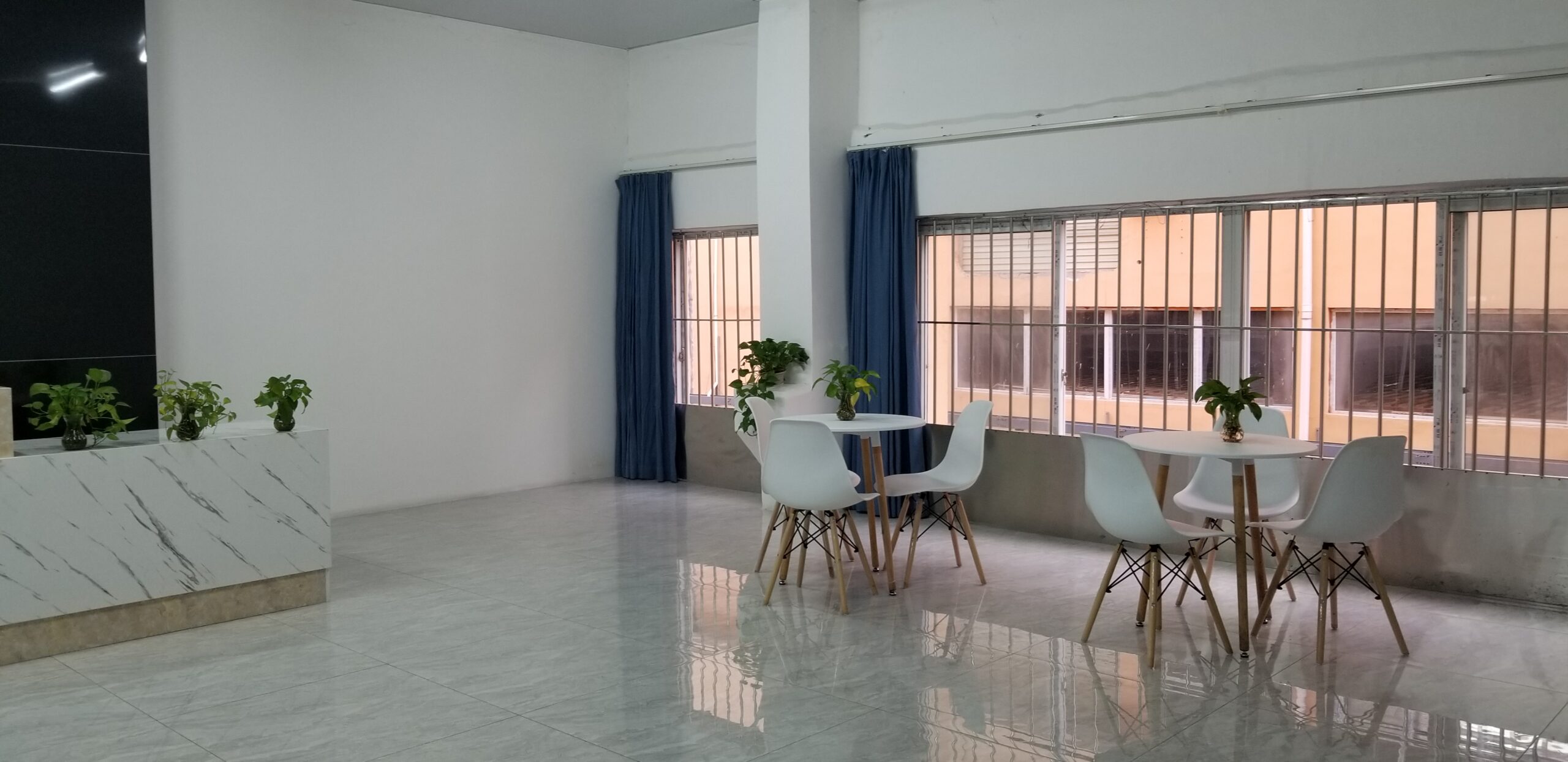 HiPaks showroom with desktop paginating labeling machines