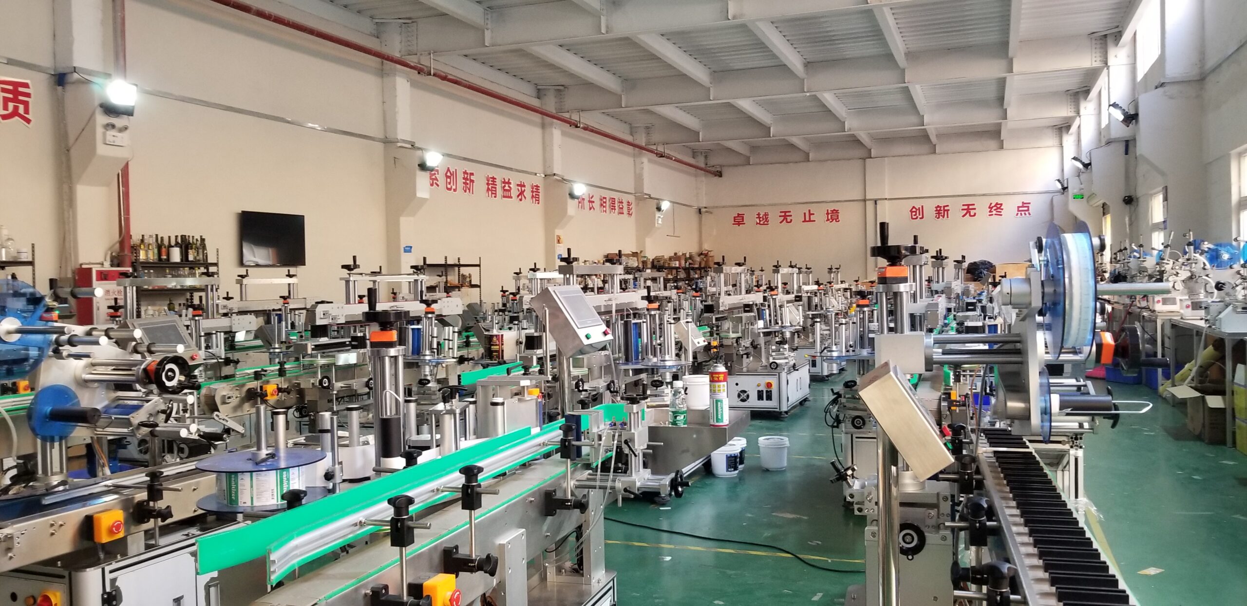 HiPaks showroom with desktop double side labeling machines