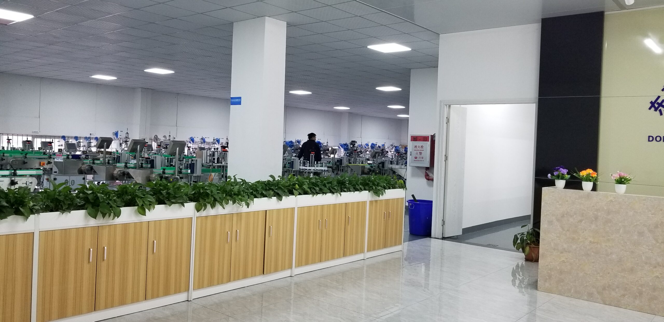 HiPaks showroom with star-wheel oriented round bottle labeling machines