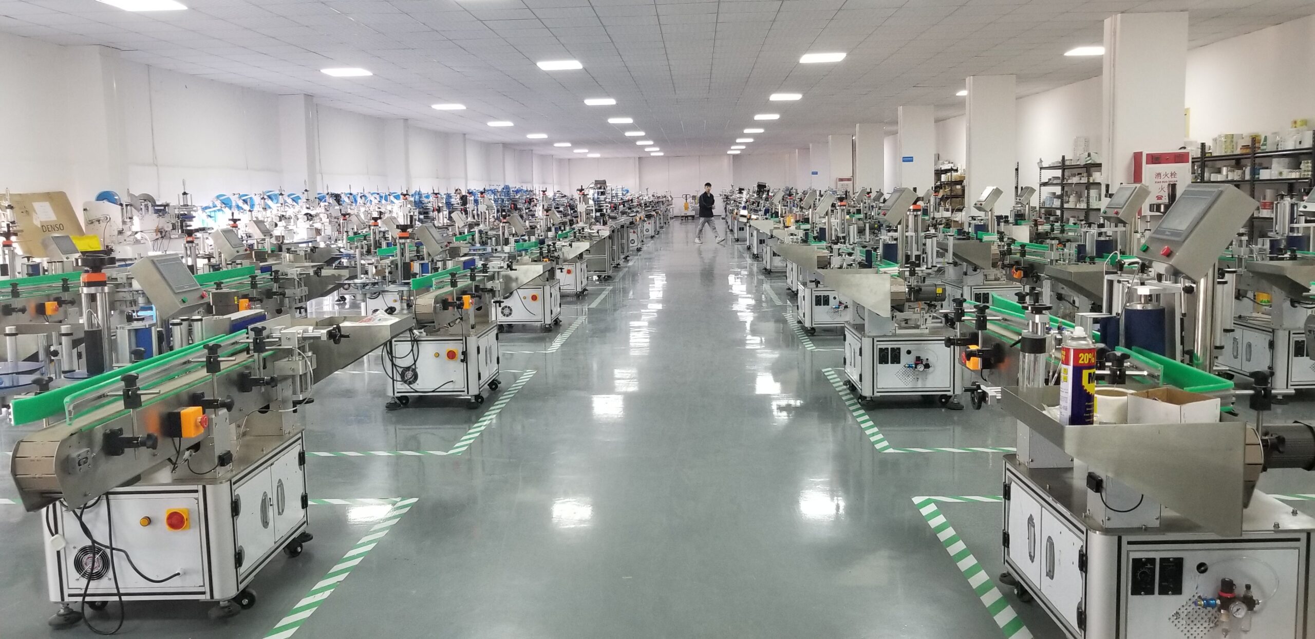 HiPaks showroom with automatic top and bottom flat labeling machines