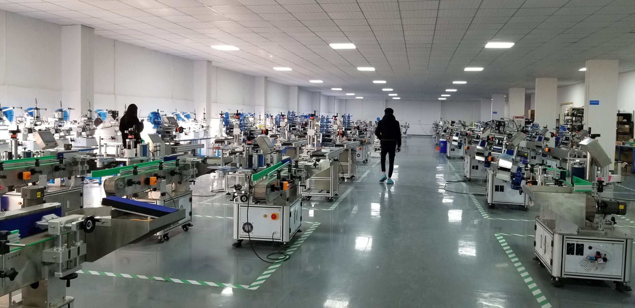 HiPaks showroom with automatic inline side labeling machines