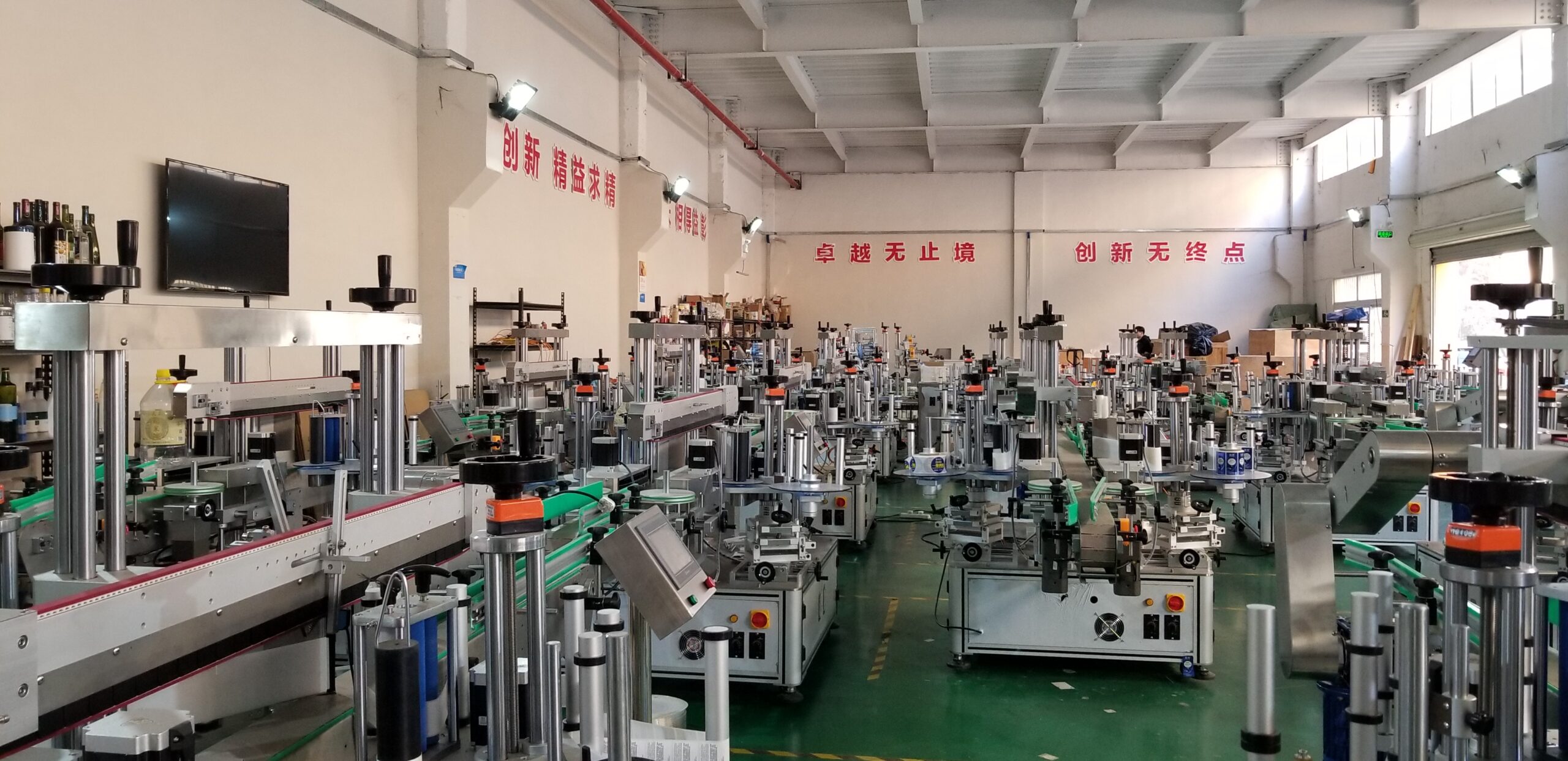 HiPaks showroom with automatic gantry labeling machines