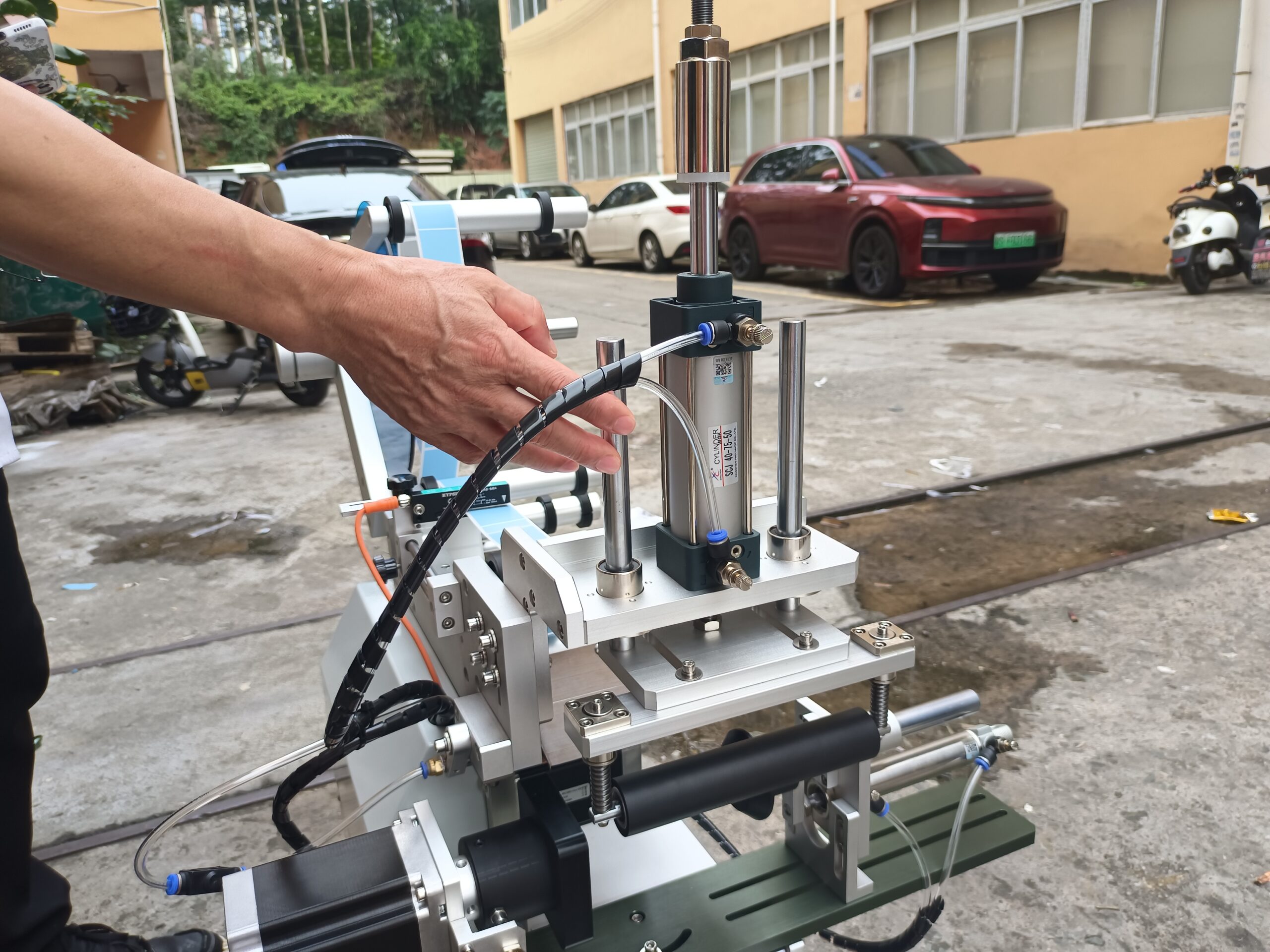 MT-805 semi-automatic wrap-around labeling machine
