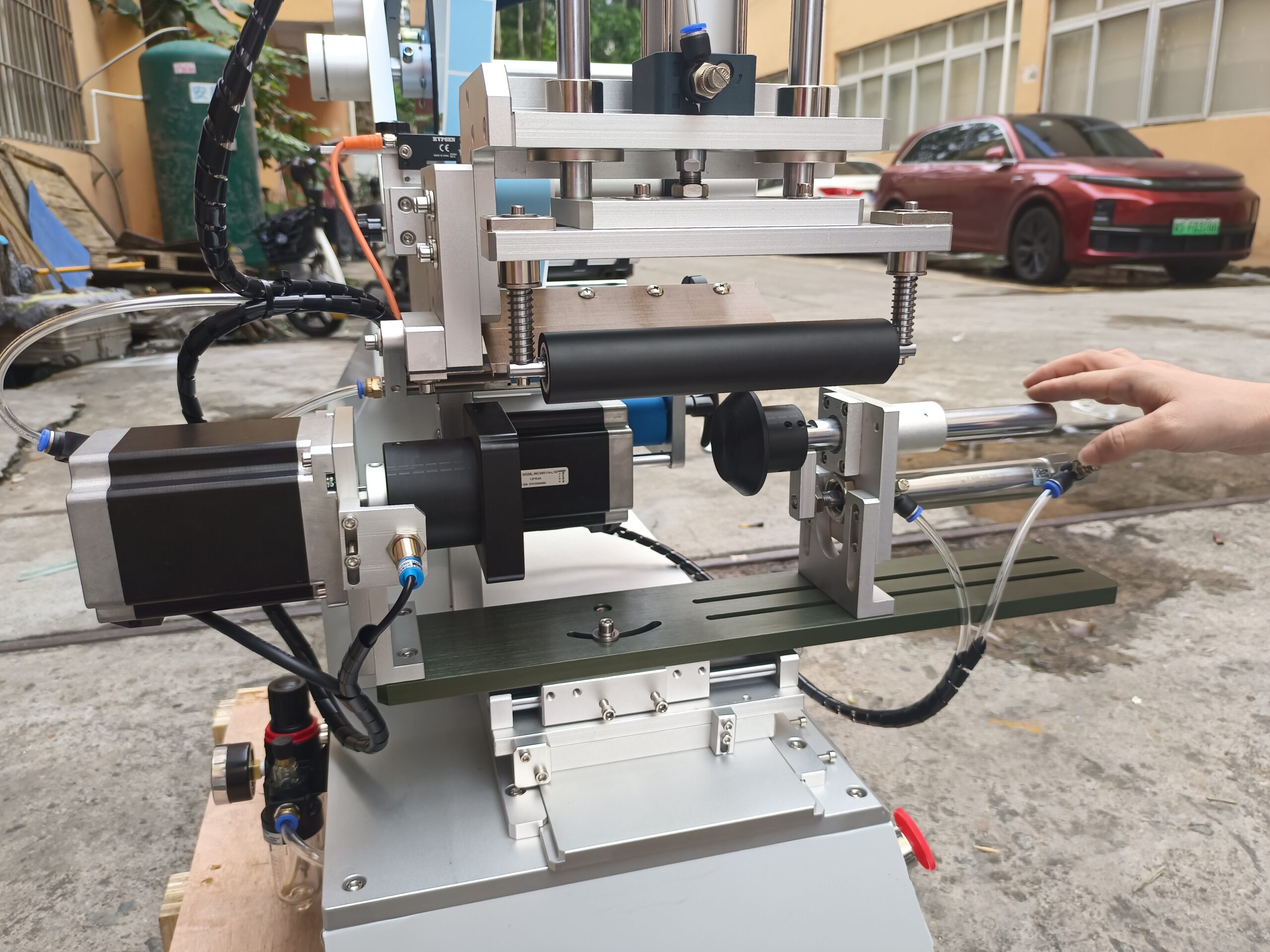 MT-805 semi-automatic wrap-around labeling machine with round jars