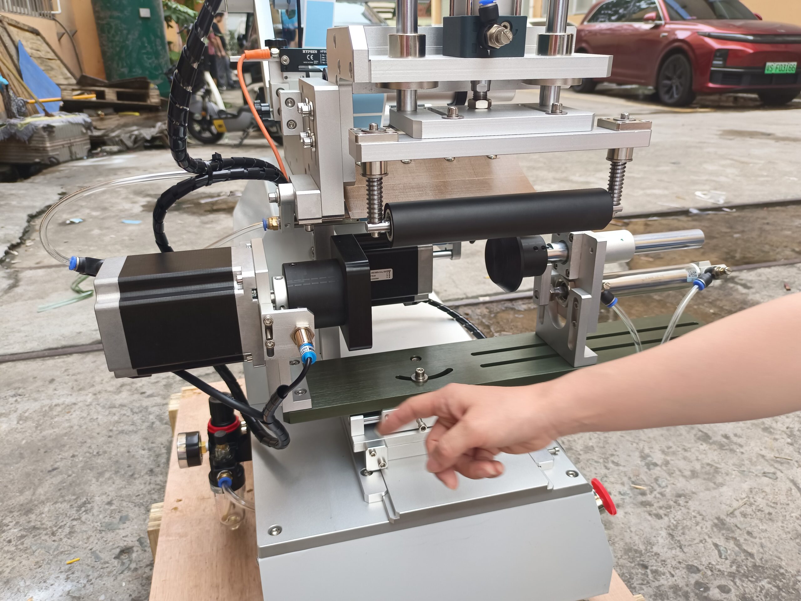 MT-805 semi-automatic wrap-around labeling machine with round jars