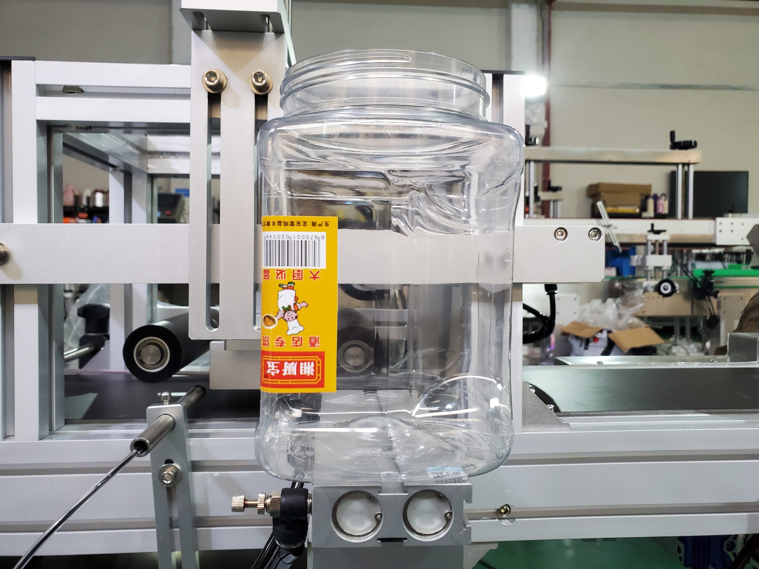 MT-805 semi-automatic wrap-around labeling machine adjusting labels