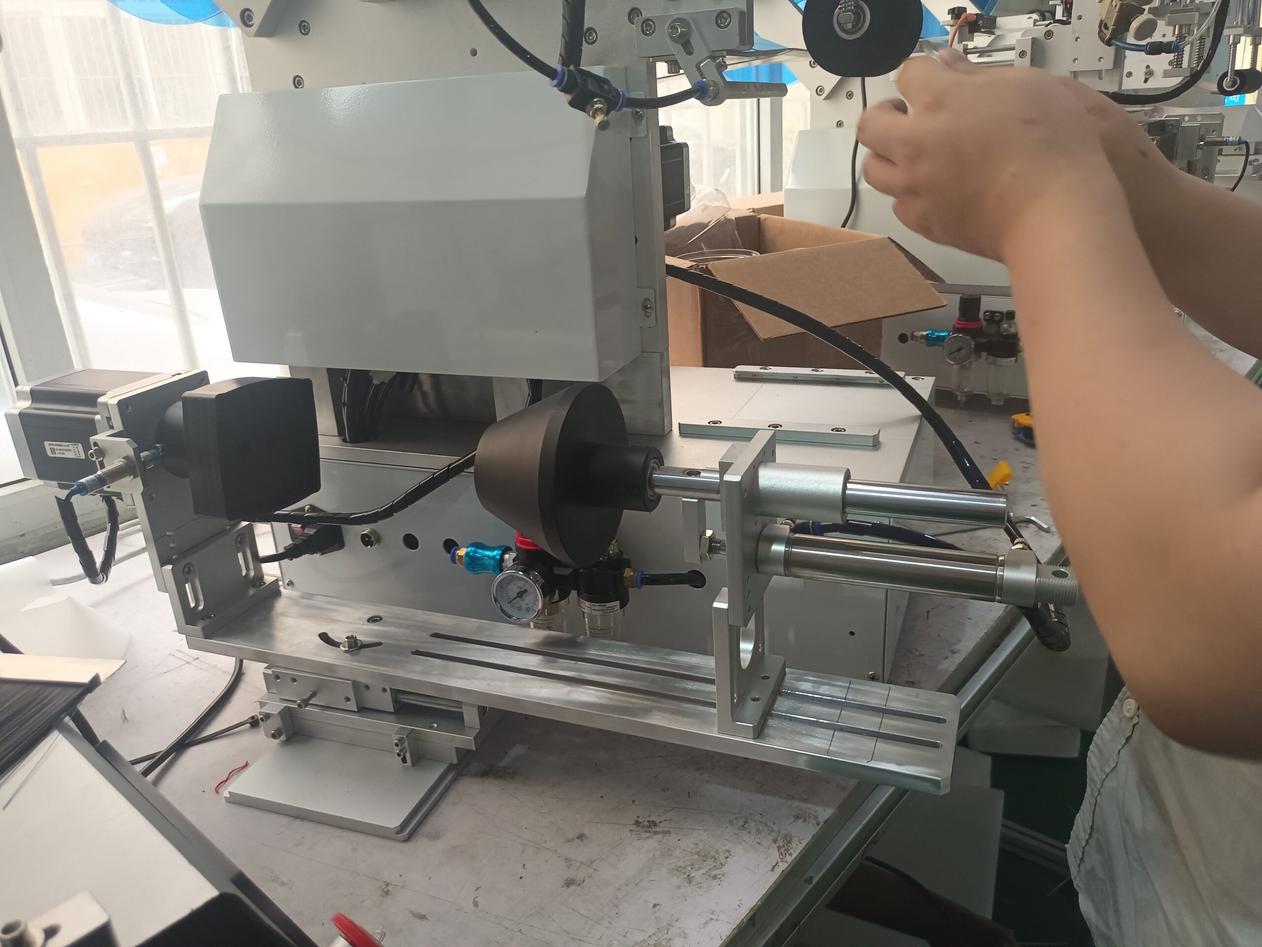 MT-805 semi-automatic wrap-around labeling machine
