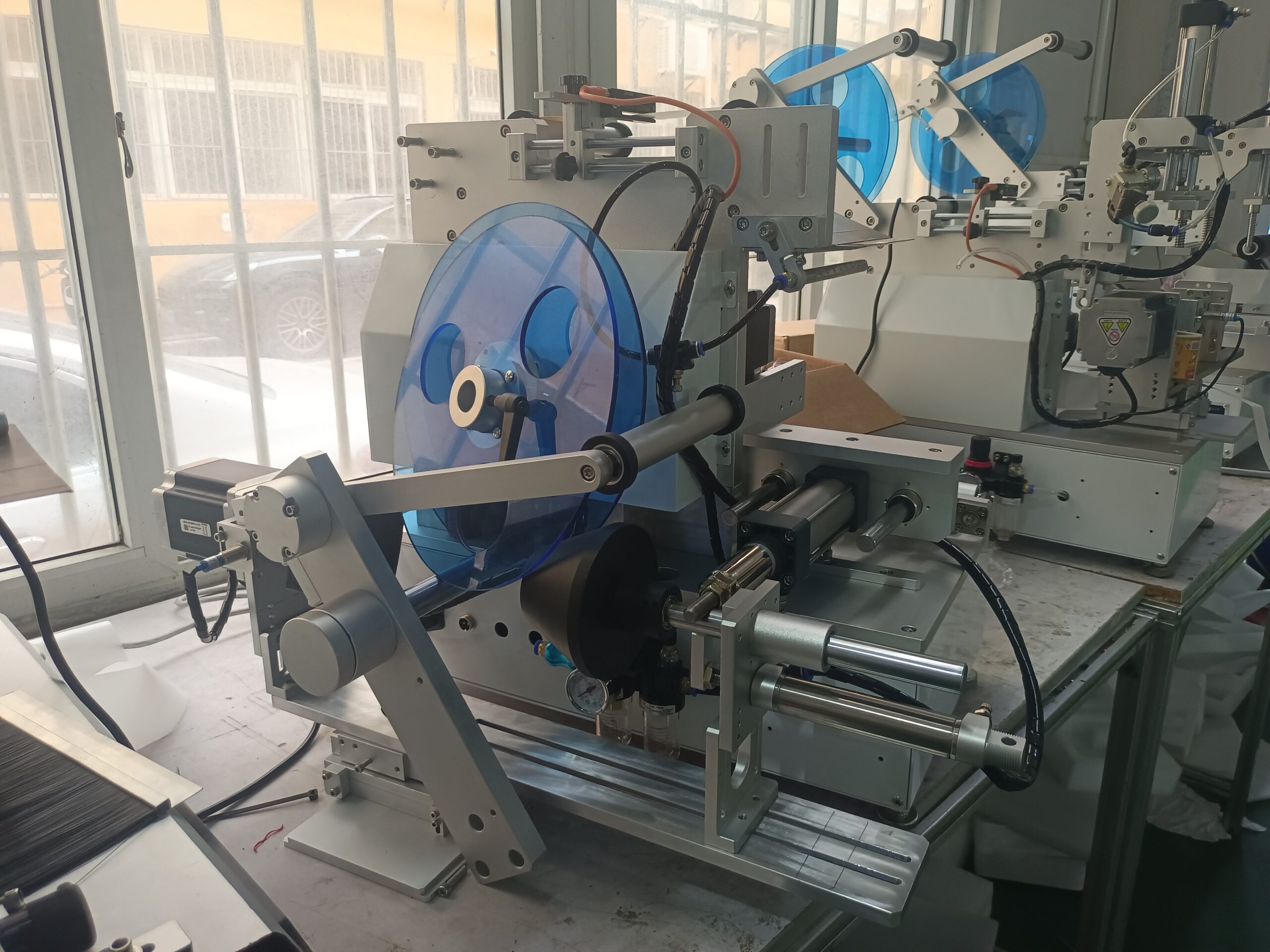 MT-805 wrap-around labeling machine on round bottles at 120 bpm