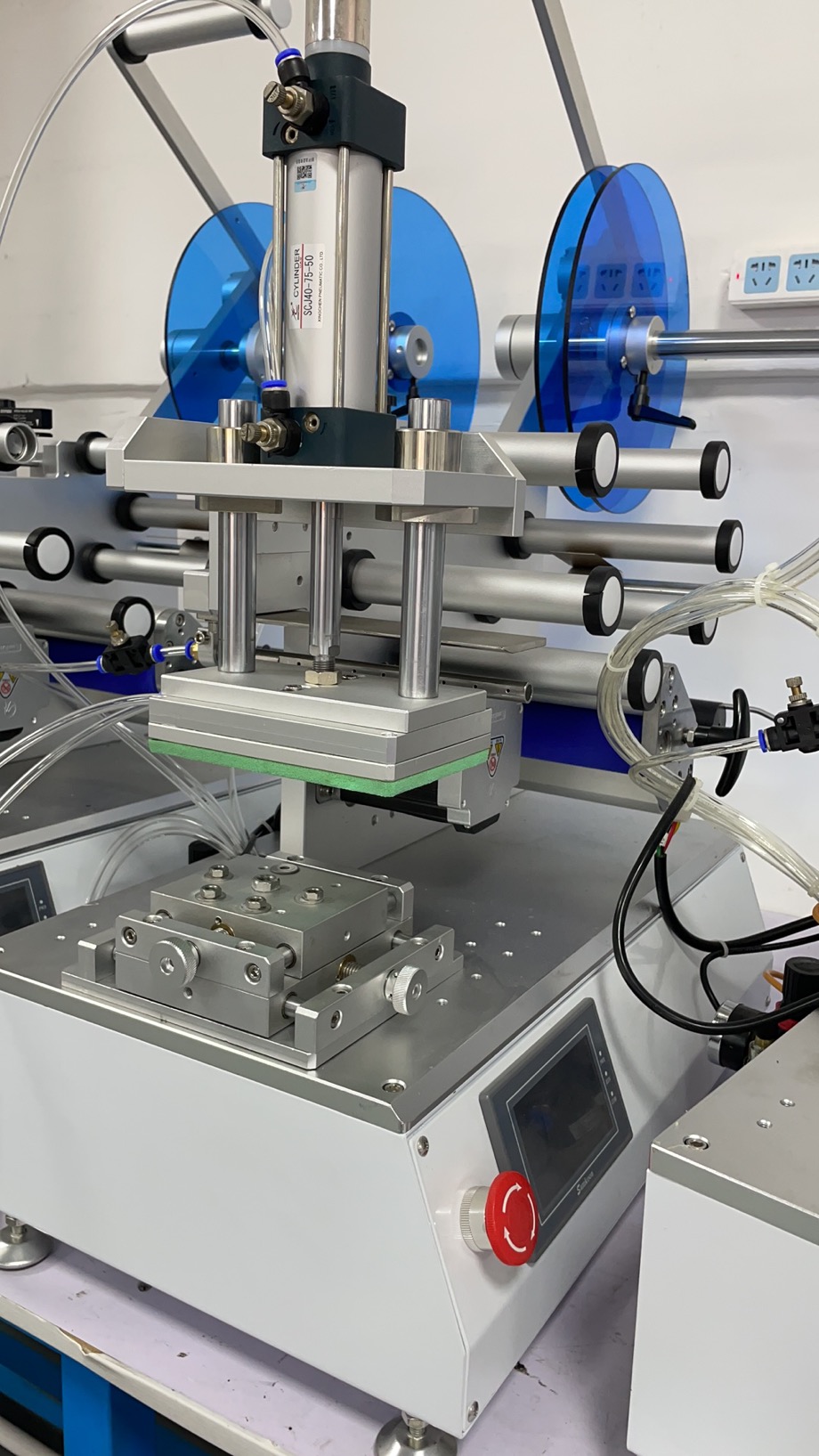 Semi-automatic high-precision labeling machine for small electronic components
