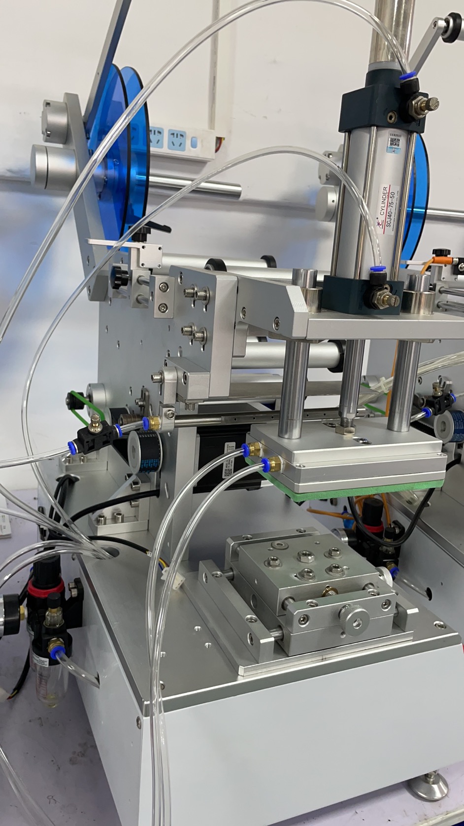 High-precision labeling head with suction placement for premium cosmetic packaging