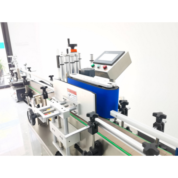 T921 automatic round bottle labeling machine in operation