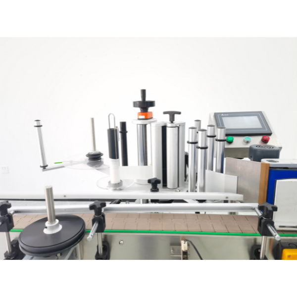 T921 automatic round bottle labeling machine running on the line