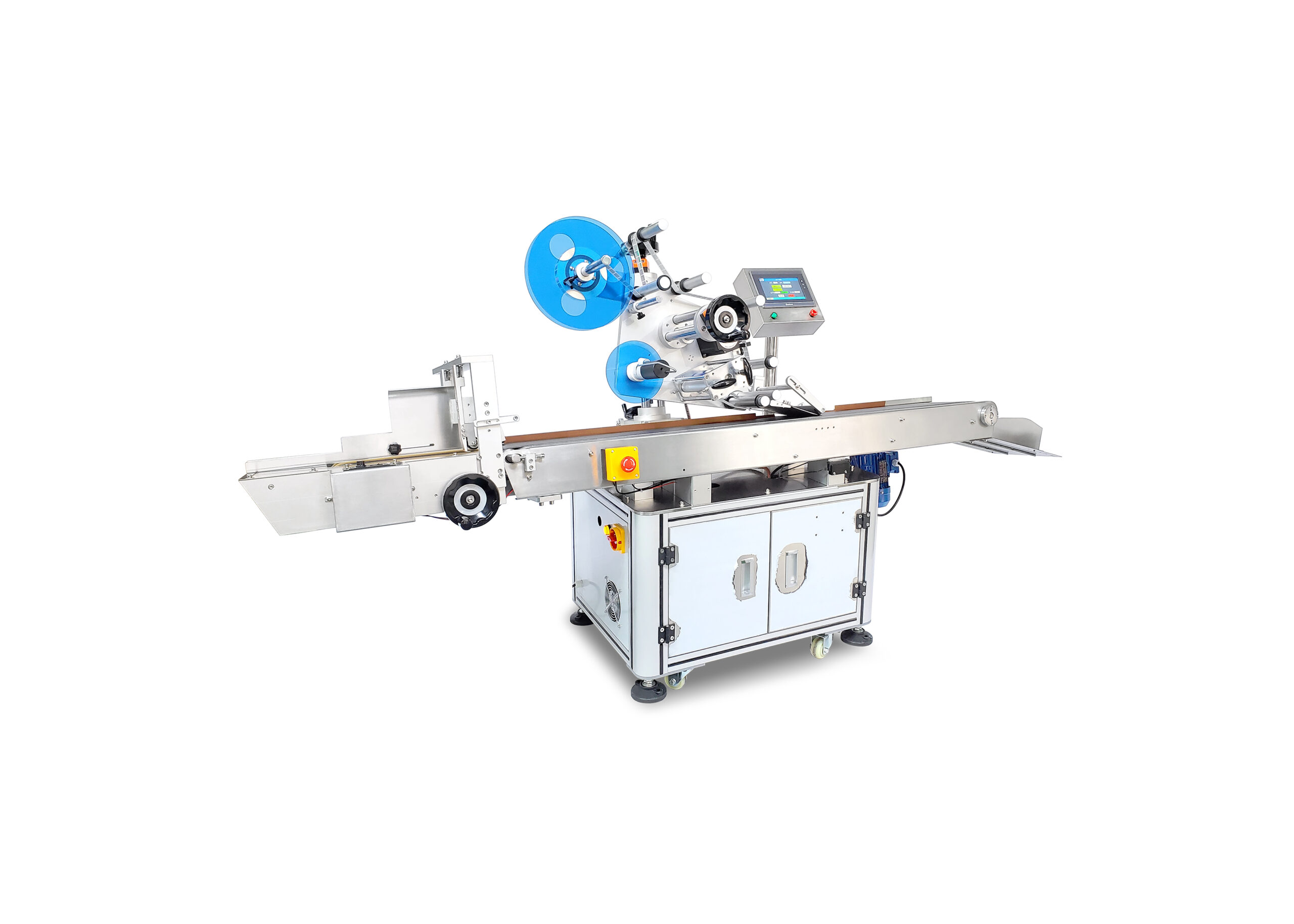 Inline flat labeling station applying labels on a conveyor