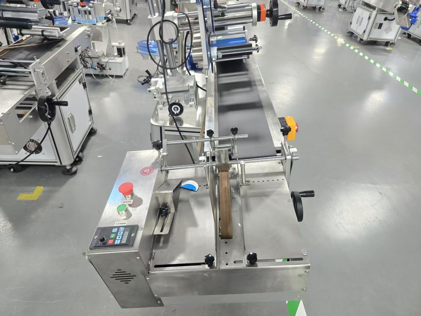Inline flat labeling machine for print and apply automation