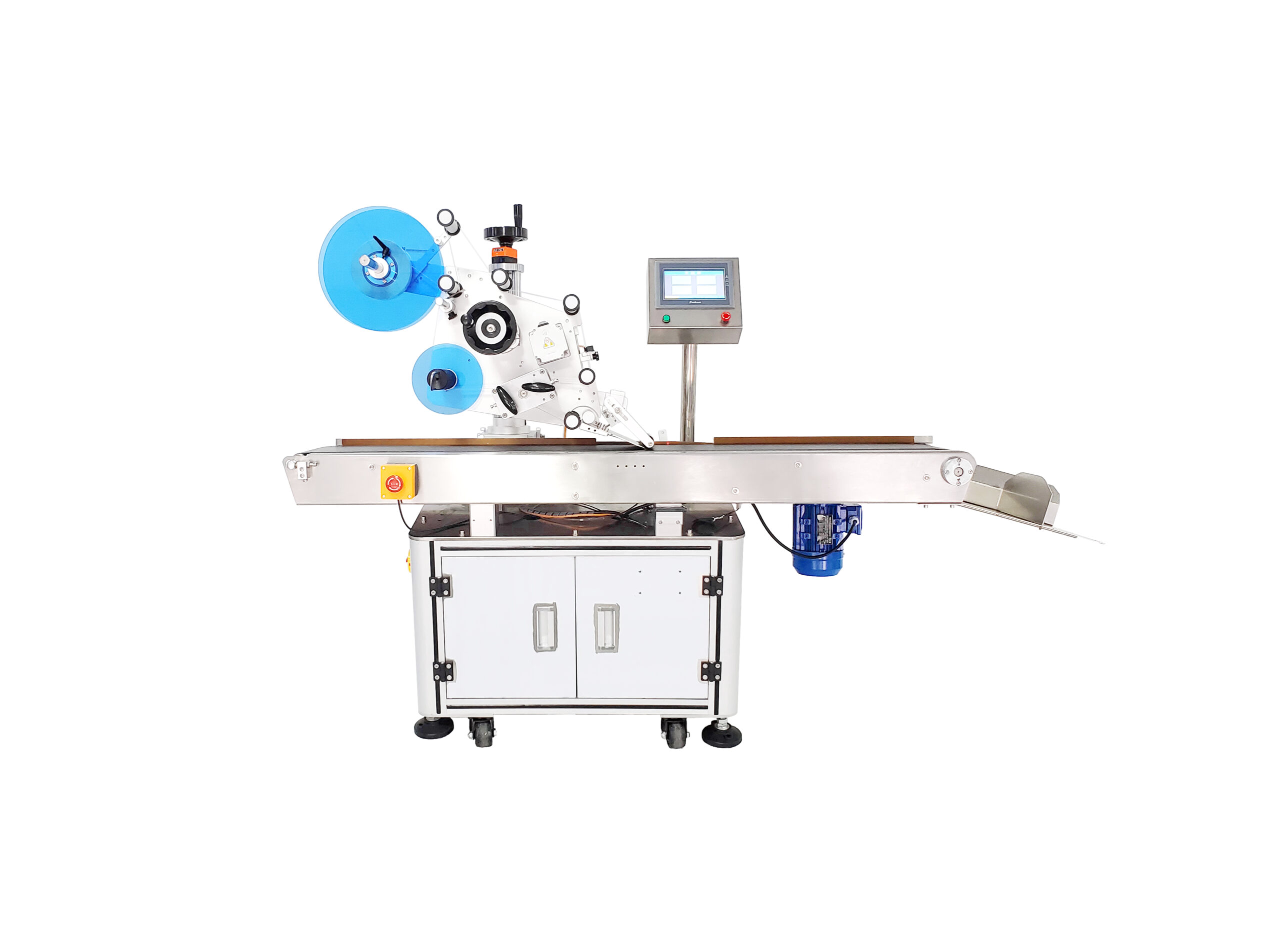 Flat labeling machine applying labels to flat containers
