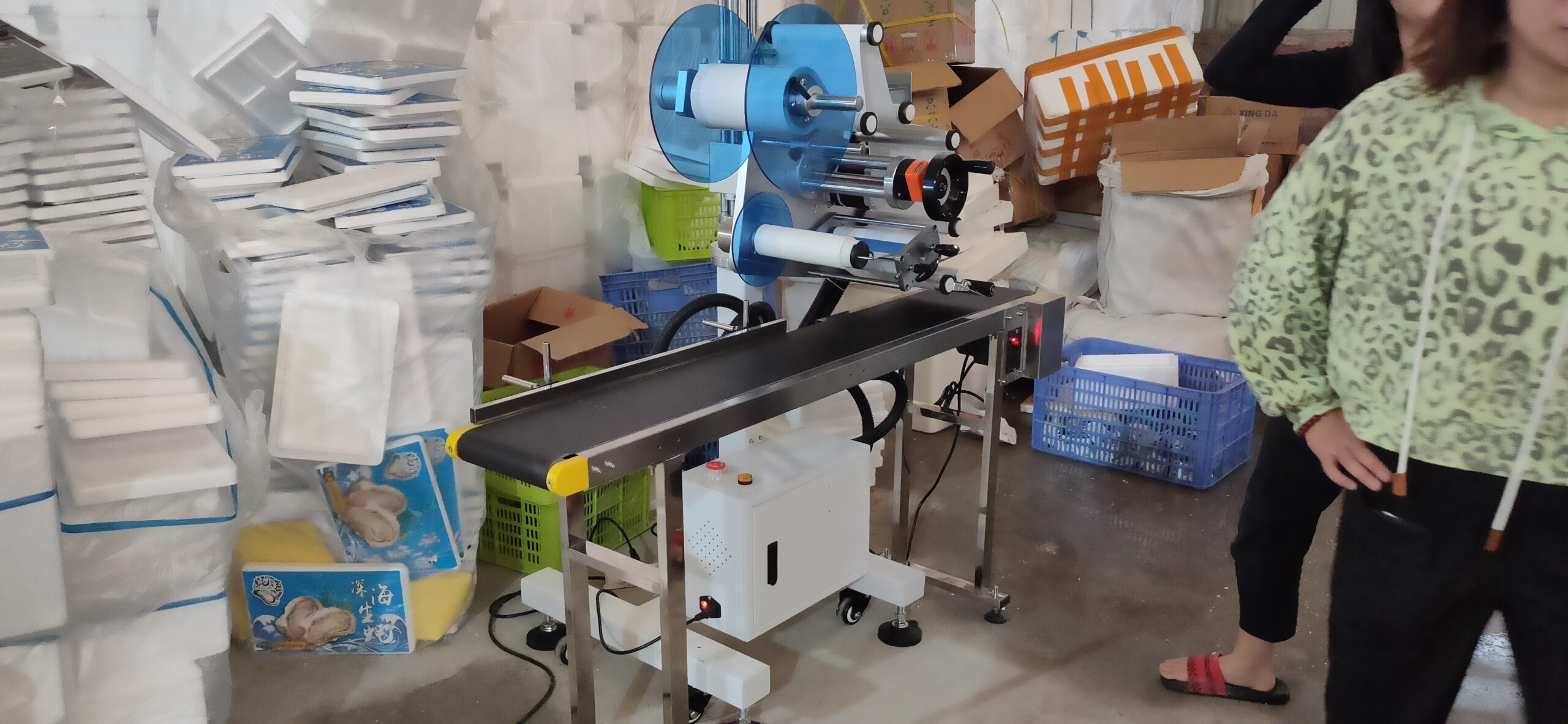 T951 inline flat label applicator head mounted for production line integration