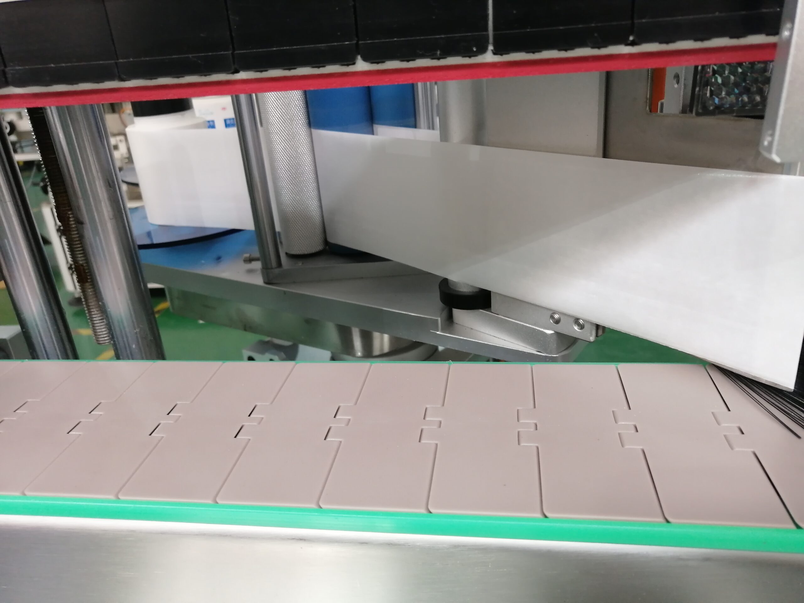 T961 automatic single-side labeling machine running inline with conveyor