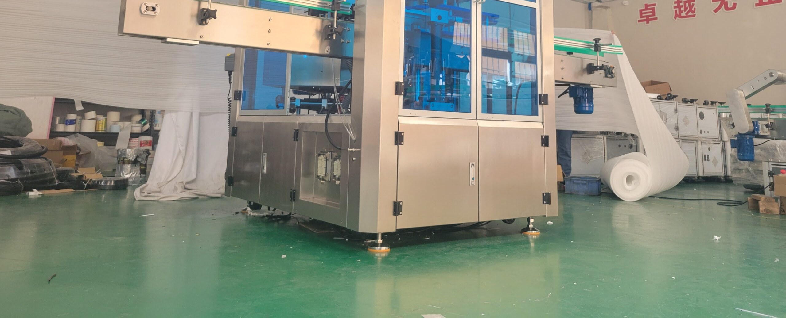 Rotary hot melt labeling line running OPP labels on beverage bottles