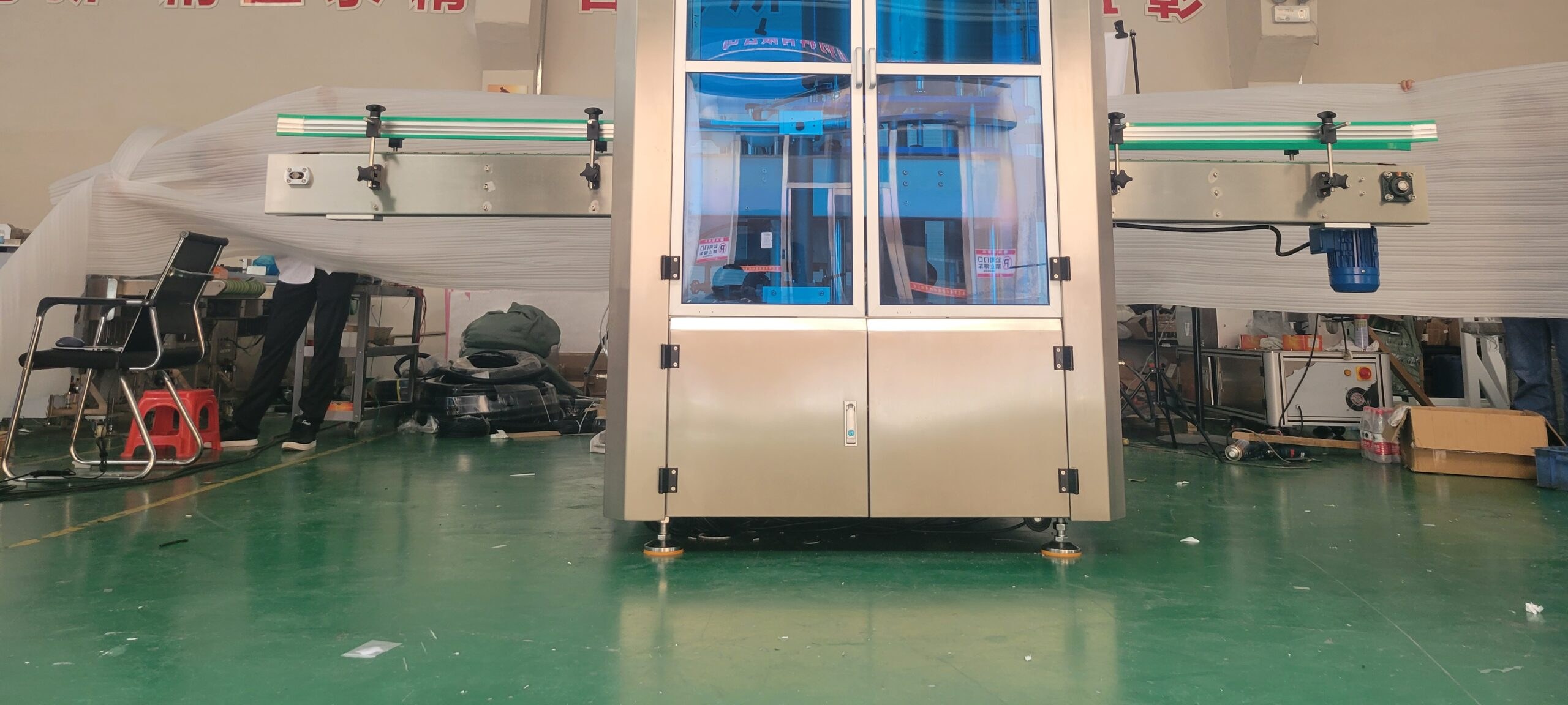 Hot melt glue labeling line running at full speed during a factory acceptance test at HiPaks